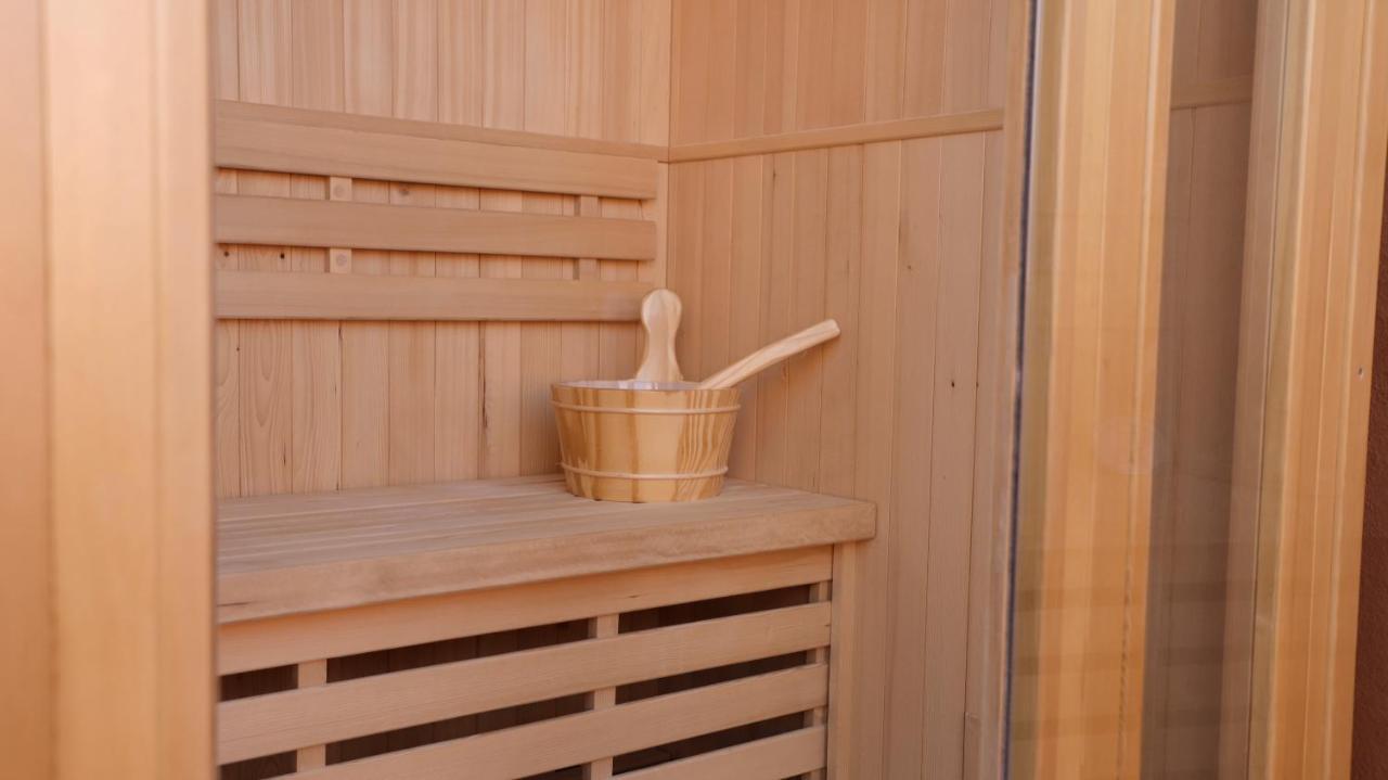 Ennea - Jacuzzi & Luxury Suites (Adults Only) Perpignan Exterior foto